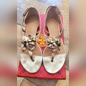 Tory Burch Spark Gold 723 Blossom Flat Sandal Smooth Metallic Leather size 8
